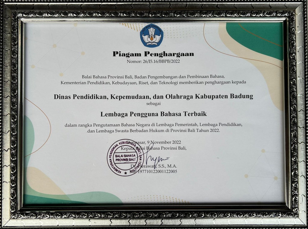 Duta Kabupaten Badung menerima Piala dan Penghargaan Festival Tunas Bahasa Tahun 2022